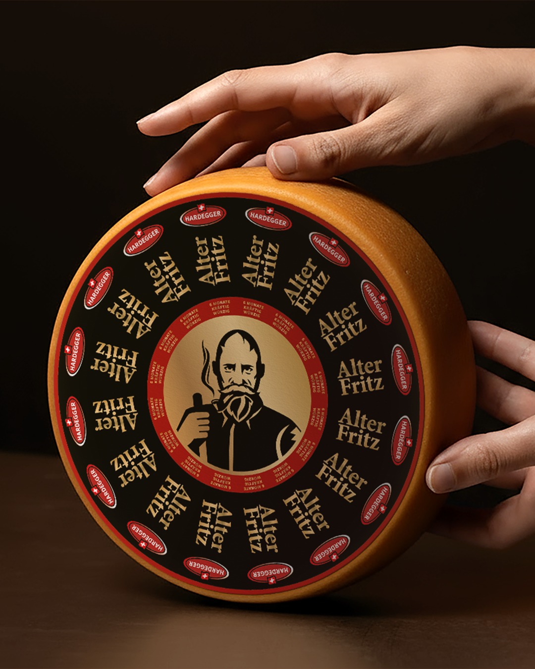 Käse mit Charakter 🧀 Aus einem klassischen Sortiment entstanden bei Hardegger eigenständige Marken-Persönlichkeiten – vom «Frühlingszauber» bis zum «Alten Fritz». Die «4 Jahreszeiten»-Linie bringt durch saisonale Farbwelten die natürliche Vielfalt zum Ausdruck. Die Premium Linie mit dem «Alte Fritz» & co. überzeugt mit traditioneller Gestaltung und Retro-Charme. Statt generischer Käsesorten kaufen Konsumenten nun Charaktere mit eigenem Namen und emotionaler Geschichte. Danke @Hardegger für die tolle Zusammenarbeit! 🙌 Mehr Projekte: www.echt.ch #PackagingDesign #Branding #EchtAG #Käse #Schweiz #Design #MarkenCharakter