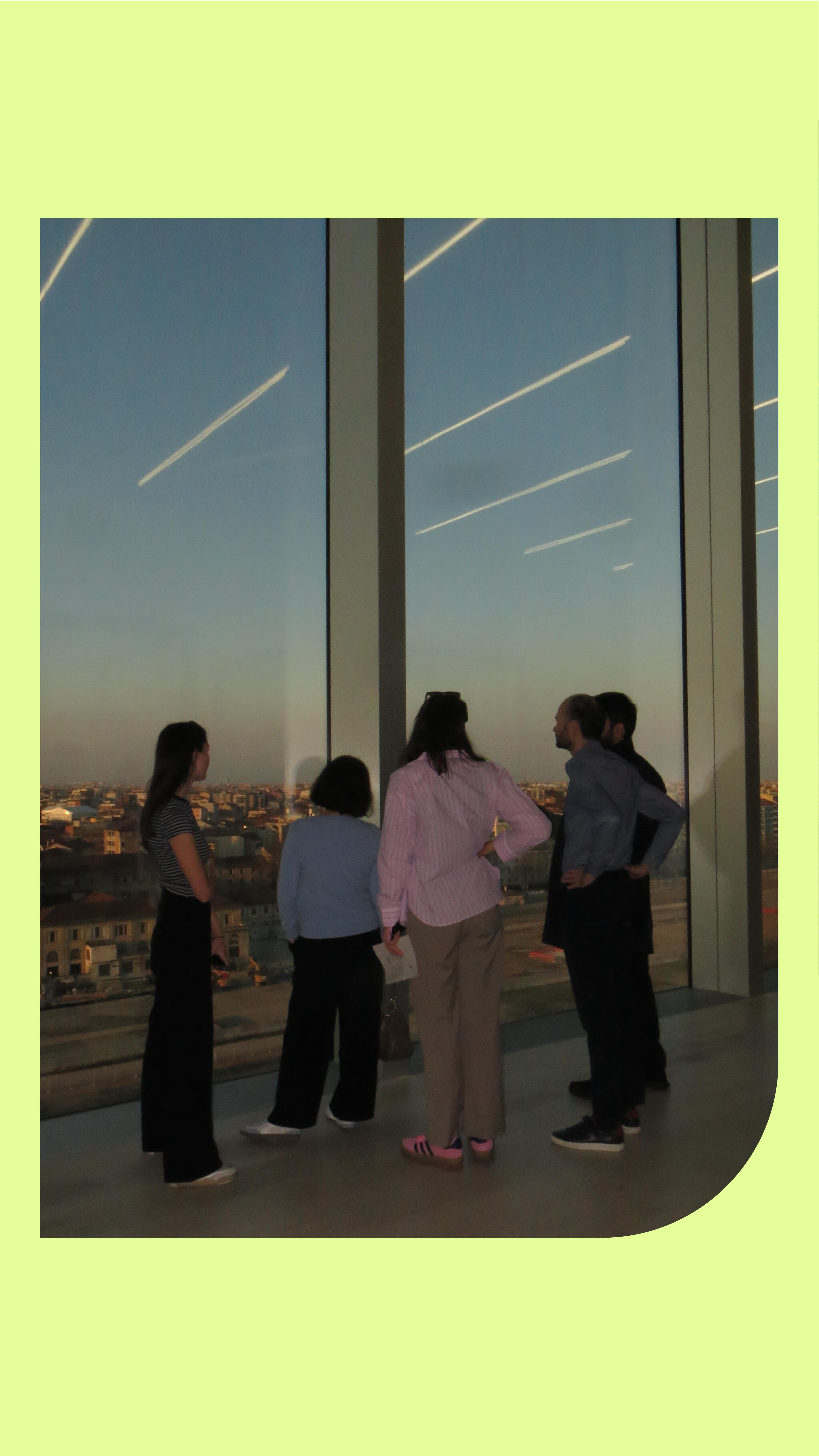 Manchmal merkt man erst beim Zurückschauen, wie viel eigentlich passiert ist. Ein Jahr voller Bewegung. Eine Reise, die uns inspiriert hat. Ein Umzug, der uns neuen Raum gegeben hat – nicht nur räumlich, sondern auch im Kopf. Momente, in denen wir zusammengekommen sind. Oft. Bei gutem Essen und Gesprächen, die länger gingen als geplant. Und das uns am Ende nochmal daran erinnert hat, warum wir tun, was wir tun. Wir haben uns weiterentwickelt – als Team, als Agentur, in der Art, wie wir arbeiten und denken. Wir haben Neues gewagt, Altes hinterfragt und uns auf Veränderung eingelassen. Wir blicken zurück – freudvoll, stolz, dankbar. Happy New Year und auf ein spannendes 2026! 🥂