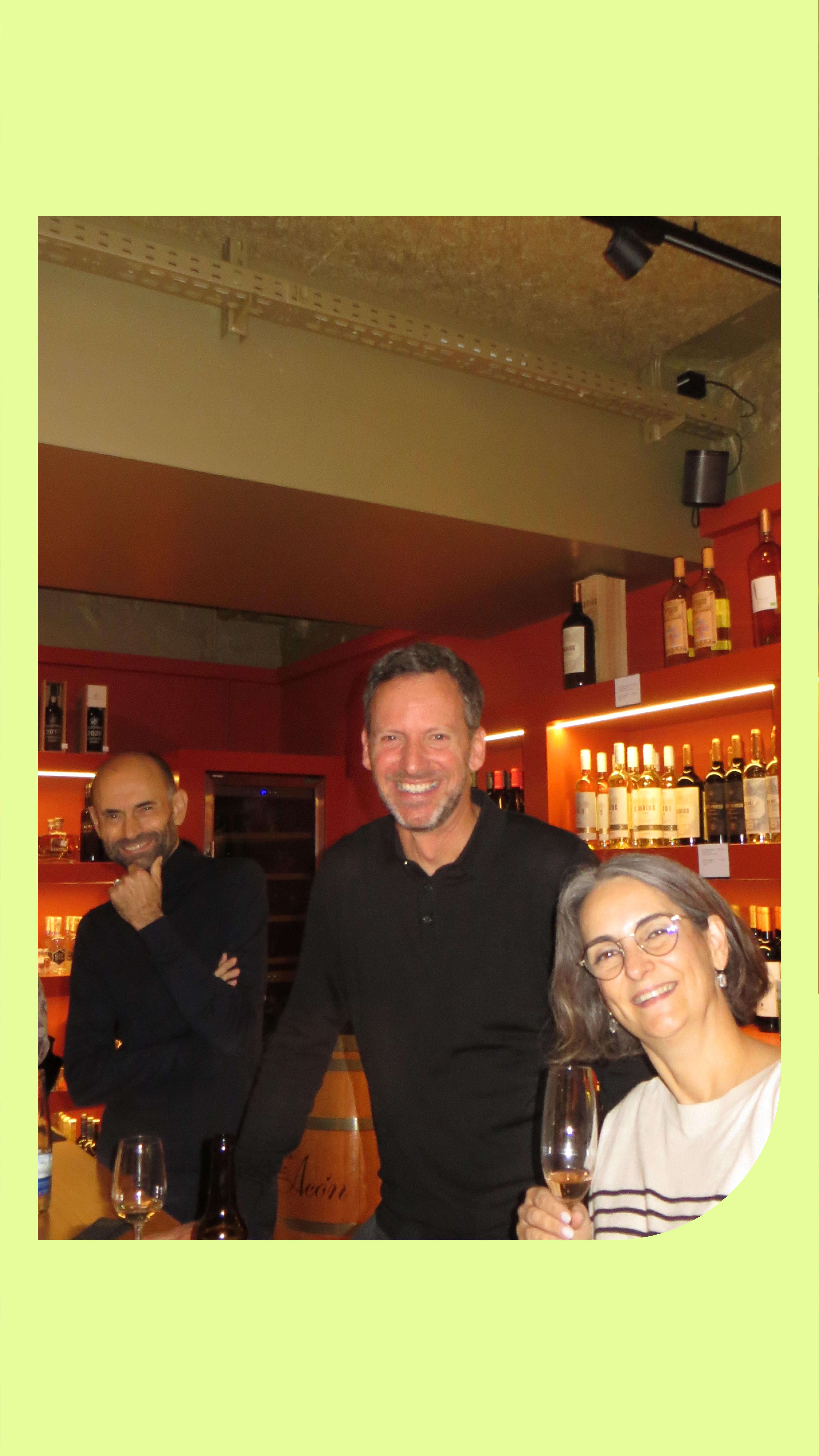 Letzten Freitag war’s wieder so weit – unser jährliches Teamevent stand an. Im @vogelsangerweine Corso haben wir gefeiert: angestossen, gelacht, genossen. Kulinarisch verwöhnt von @fabian_devos – komplett vegan. Und ja: Es war so gut, wie’s aussieht. Das Highlight des Abends? Satiriker @weibelralph , der mit seinen humorvollen Lesungen über Verpackungen genau unseren Nerv getroffen hat. Und natürlich: Wir haben gefeiert. 40 Jahre Kalliopi und all die Geschichten, die noch kommen. Danke an alle, die jeden Tag besonders machen. Music by @hakito_mf